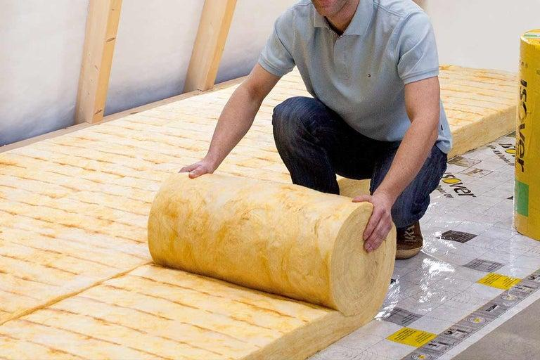 Isolatiemateriaal uitrollen op de zoldervloer